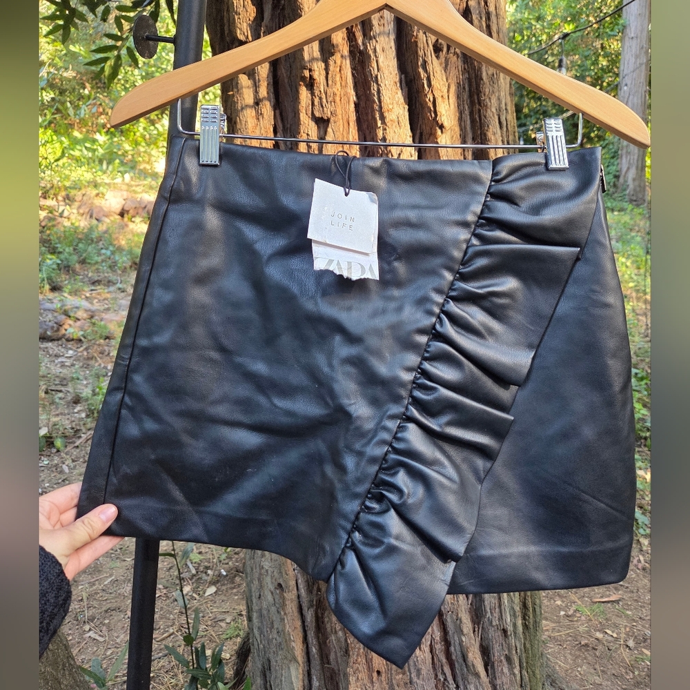 Zara Black Faux Leather Mini Skirt Size Medium